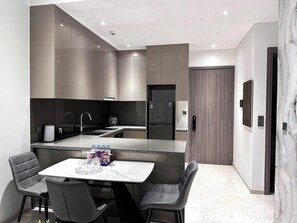 Suite Majestueuse, 1 chambre, accès au salon club, vue ville | Cuisine privée | Grand réfrigérateur, micro-ondes, four, plaque de cuisson