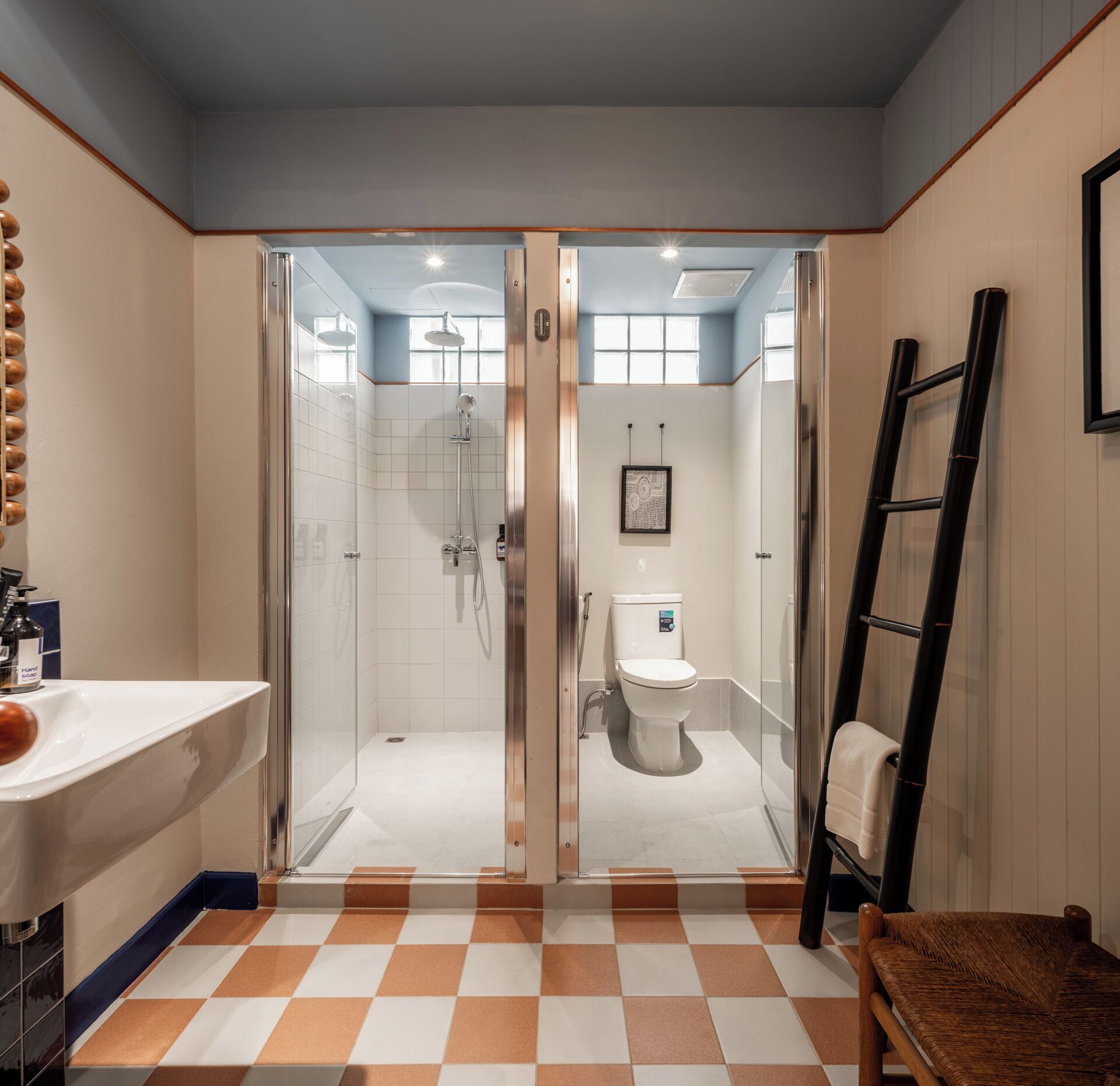 Familien-Vierbettzimmer, eigenes Bad | Badezimmer | Dusche, Seife, Shampoo, Toilettenpapier