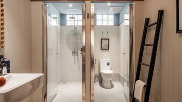 Familien-Vierbettzimmer, eigenes Bad | Badezimmer | Dusche, Seife, Shampoo, Toilettenpapier