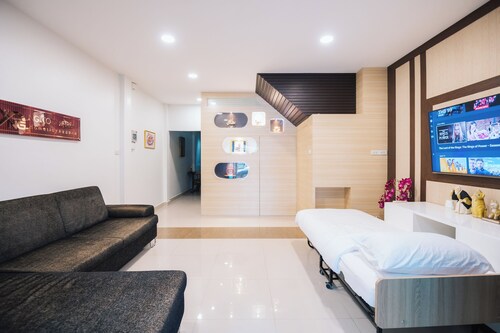 Cozy ,secure, close to town,night market & walking distance to central festival.