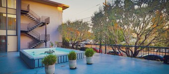 Cozy 1-bedroom Unit in Victorian style duplex w/WiFi, AC in welcoming Oakland