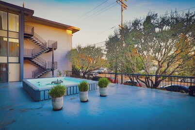 Cozy 1-bedroom Unit in Victorian style duplex w/WiFi, AC in welcoming Oakland