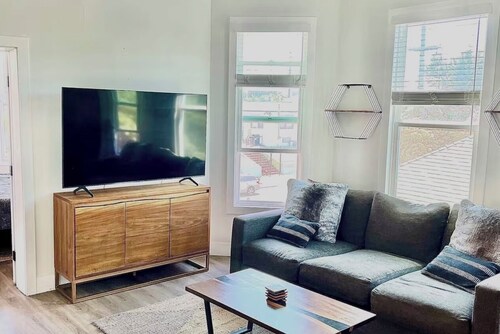 Cozy 1-bedroom Unit in Victorian style duplex w/WiFi, AC in welcoming Oakland