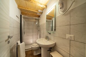 Shower, hair dryer, bidet, towels - Roma Porta Pia Apartment (Roma)