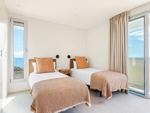 3 slaapkamers, een strijkplank/strijkijzer, reisbedje, internet