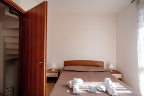 Family House, 2 Bedrooms, 2 Bathrooms (Villino Sole 1 AIRCO Near Beach &) | 2 bedrooms, bed sheets - Villino Sole 1 Airco Near Beach & Centre (Porto Cesareo)