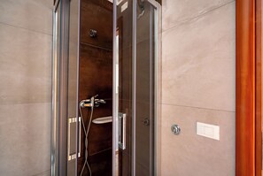 Family House, 2 Bedrooms, 2 Bathrooms (Villino Sole 1 AIRCO Near Beach &) | Bathroom | Shower, bidet, towels, soap