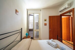 Family House, 2 Bedrooms, 2 Bathrooms (Villino Sole 2 AIRCO Near Beach &) | 2 bedrooms, bed sheets