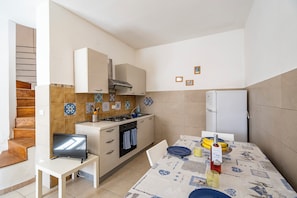 Maison Familiale, 2 chambres, 2 salles de bains (Villino Sole 2 AIRCO Near Beach &) | Cuisine privée | Réfrigérateur, four, plaque de cuisson, cafetière/bouilloire