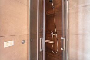 Family House, 2 Bedrooms, 2 Bathrooms (Villino Sole 2 AIRCO Near Beach &) | Bathroom | Shower, bidet, towels, soap
