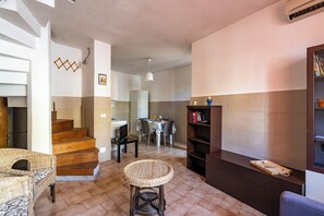 Familjehus - flera sovrum - 2 badrum (Villino Sole 3 AIRCO near Beach & ) | Vardagsrum | 21-tums platt-tv med kabelkanaler