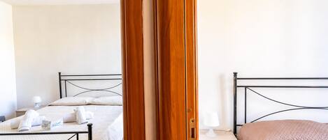 Una habitación de hotel con cama, mesita de noche y mesilla.