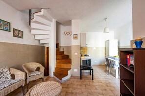 Family House, Multiple Bedrooms, 2 Bathrooms (Villino Sole 3 AIRCO near Beach & ) | Living area | 21-inch flat-screen TV with cable channels - Villino Sole 3 Airco Near Beach & Centre (Porto Cesareo)