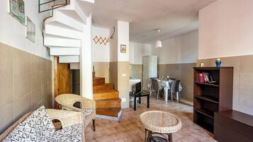 Family House, 2 Bedrooms, 2 Bathrooms (Villino Sole 3 AIRCO near Beach & ) | Ruang tamu | TV