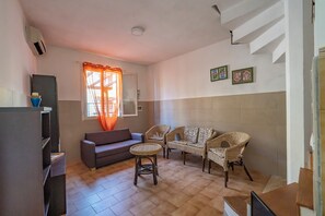 บ้านพักสำหรับครอบครัว, หลายห้องนอน, 2 ห้องน้ำ (Villino Sole 3 AIRCO near Beach & ) | บริเวณนั่งเล่น | ทีวีจอแบน 21 นิ้ว พร้อมช่องเคเบิล