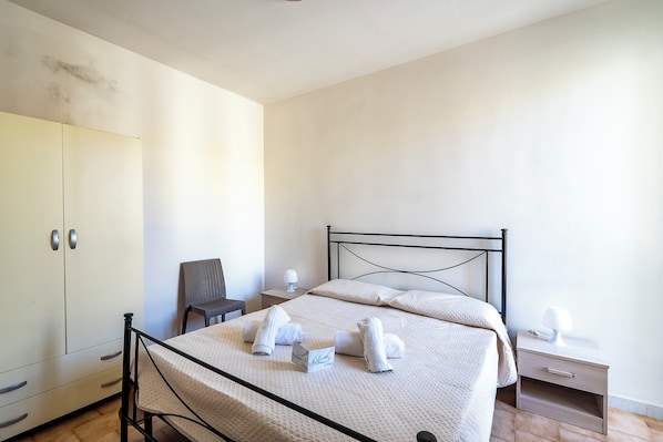Family House, Multiple Bedrooms, 2 Bathrooms (Villino Sole 3 AIRCO near Beach & ) | 2 bedrooms, bed sheets - Villino Sole 3 Airco Near Beach & Centre (Porto Cesareo)