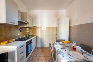 Family House, Multiple Bedrooms, 2 Bathrooms (Villino Sole 3 AIRCO near Beach & ) | Private kitchen | Fridge, oven, stovetop, coffee/tea maker - Villino Sole 3 Airco Near Beach & Centre (Porto Cesareo)