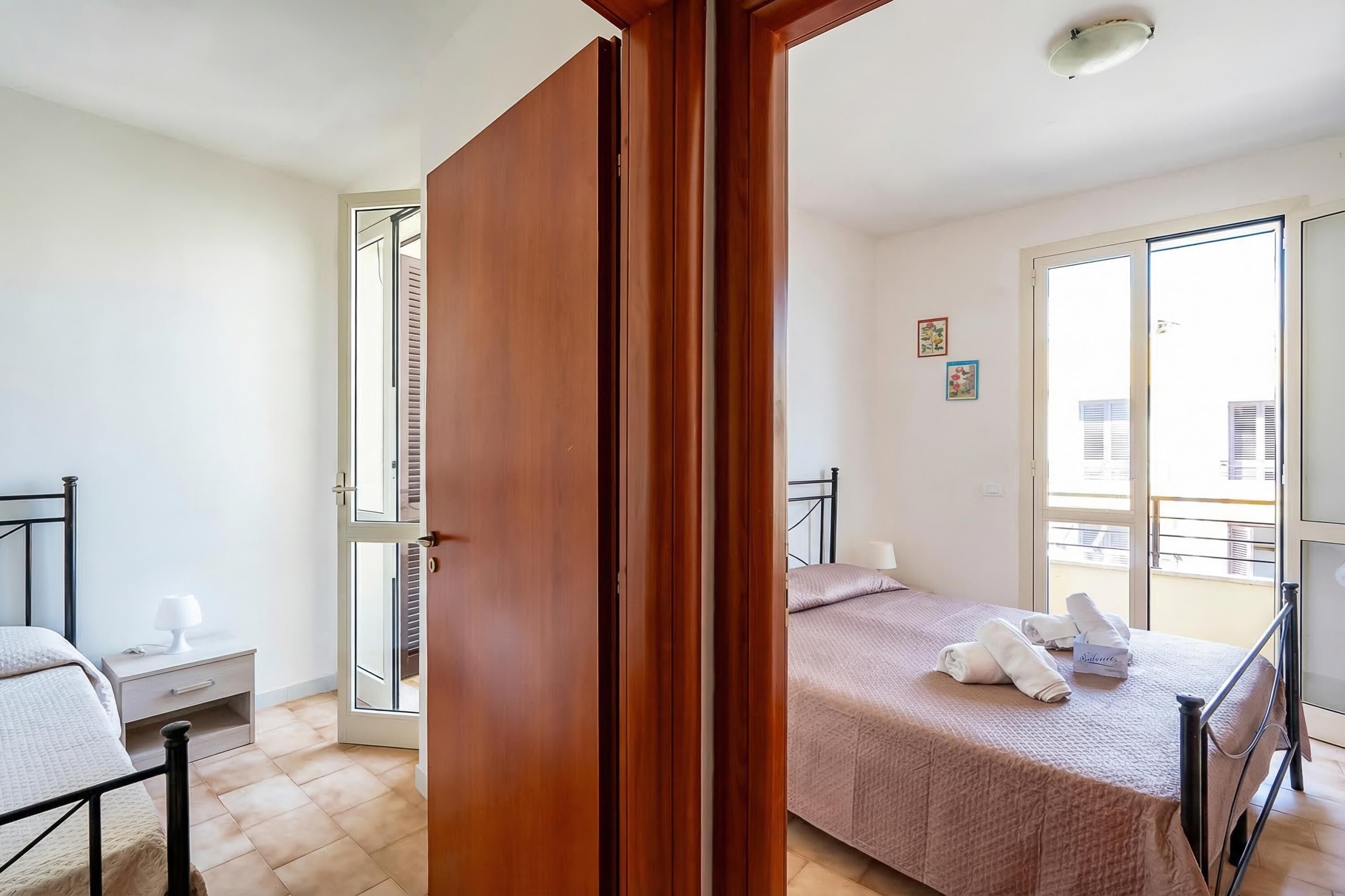Familiehus, flere soverom, 2 bad (Villino Sole 3 AIRCO near Beach & ) | 2 soverom og sengetøy
