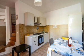 Family House, Multiple Bedrooms, 2 Bathrooms (Villino Sole 3 AIRCO near Beach & ) | Private kitchen | Fridge, oven, stovetop, coffee/tea maker - Villino Sole 3 Airco Near Beach & Centre (Porto Cesareo)