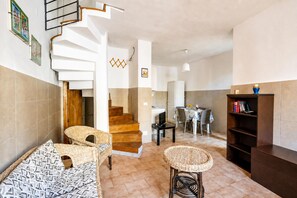 Ein modernes Interieur mit Treppe, Essbereich und Bücherregal.