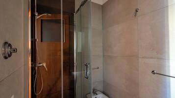 Family House, Multiple Bedrooms, 2 Bathrooms (Villino Sole 3 AIRCO near Beach & ) | Bathroom | Shower, bidet, towels, soap