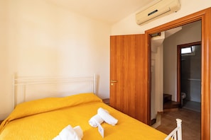 Family House, 2 Bedrooms, 2 Bathrooms (Villino Sole 4 AIRCO Near Beach &) | 2 bedrooms, bed sheets - Villino Sole 4 Airco Near Beach & Centre (Porto Cesareo)
