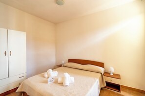 Casa familiar, 2 habitaciones, 2 baños (Villino Sole 4 AIRCO Near Beach &) | 2 habitaciones y ropa de cama 