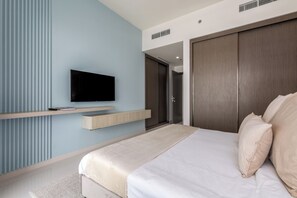 Deluxe Apartment, Balcony, Sea View | 3 bedrooms, in-room safe, blackout curtains, free cots/infant beds - Maison Privee - Waterfront Living w/ Unparalleled Sea and Palm Vws (Dubai)