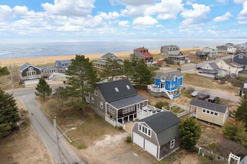 Salt & Cedar • Steps to Beach • Spacious deck
