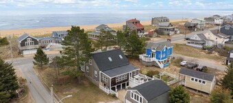 Salt & Cedar • Steps to Beach • Spacious deck