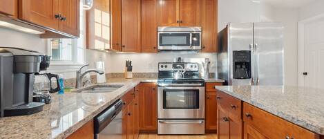 冰箱、微波炉、烤箱、炉灶