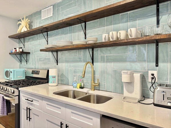 Refrigerador, microondas, horno y parrilla de estufa 