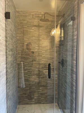 Douche, sèche-cheveux, serviettes fournies, savon