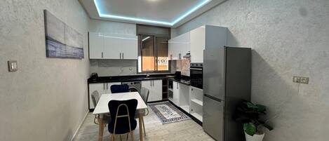 Microondas, horno, cafetera y tetera y condimentos