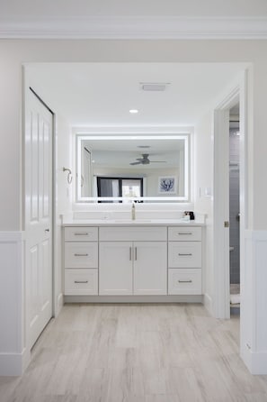 Shower, hair dryer, towels - Sundial A201- Gorgeous Beachfront Condo at Sundial (Sanibel)