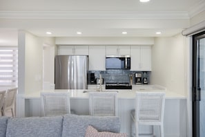 Réfrigérateur, four à micro-ondes, un four, surface de cuisson