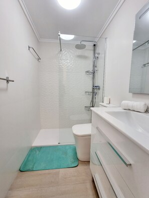 Bathroom - Modern and Cozy Apartment Just Steps from Los Locos Beach (Torrevieja)