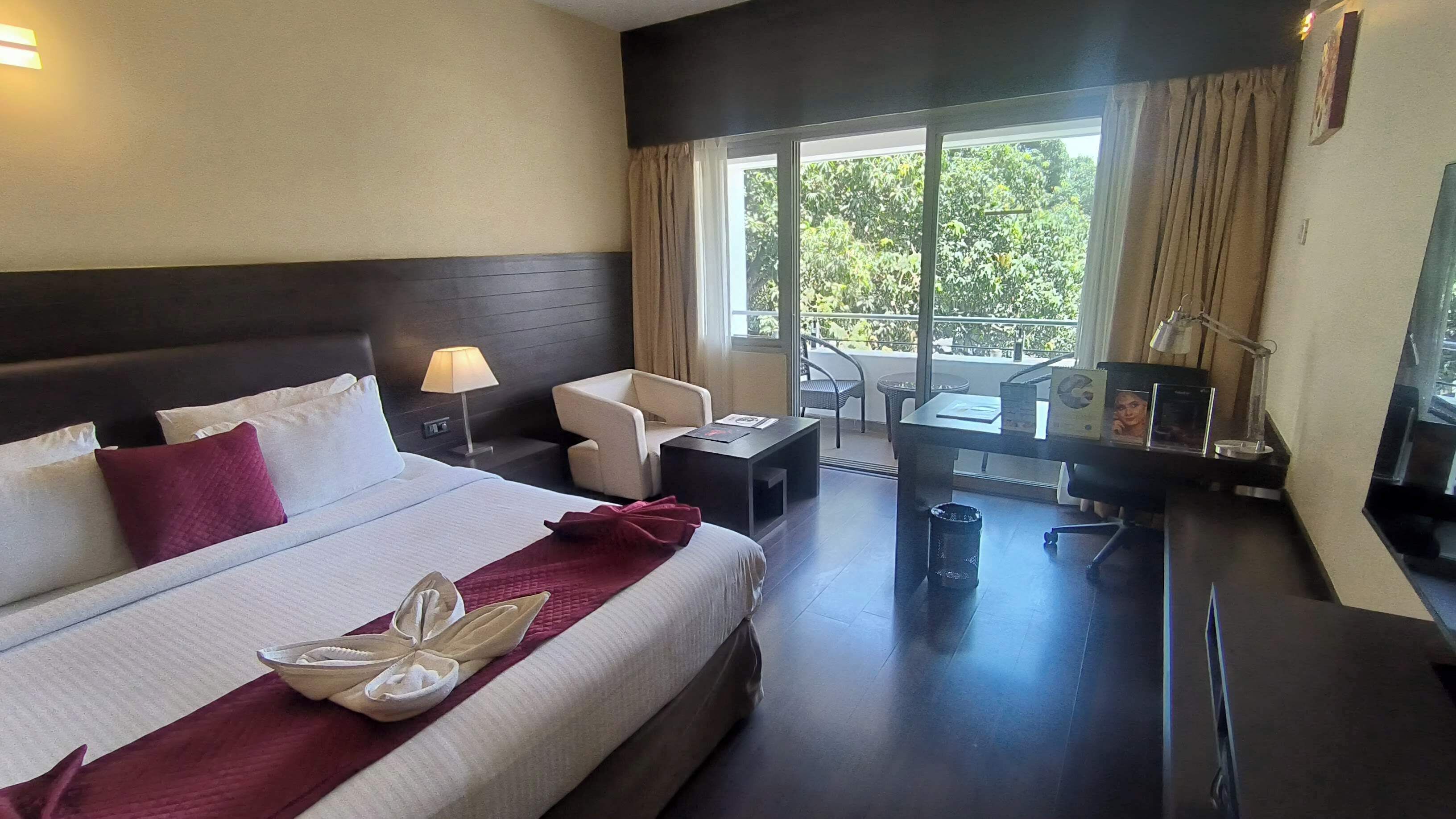 ميني بار وخزنة داخل الغرفة وستائر تعتيم ومكواة/لوح كي