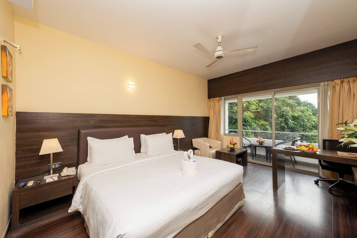 Habitació doble Deluxe, balcó, vistes a la piscina | Minibar, caixa forta a l'habitació i cortines opaques