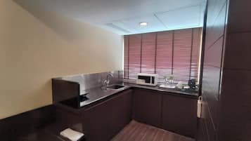 Habitación doble Club, vista a la ciudad | Cocina privada | Toallas de papel