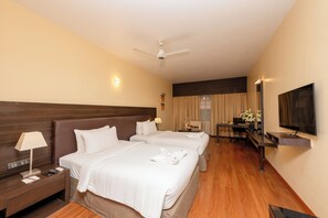 Camera Superior con letto matrimoniale o 2 letti singoli, vista città | Minibar, una cassaforte in camera, tende oscuranti, ferro/asse da stiro