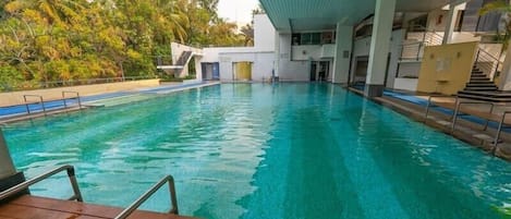 Una piscina al aire libre