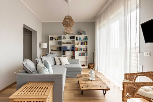 GuestHost - Lido Camaiore Roomy Apartment for 7!