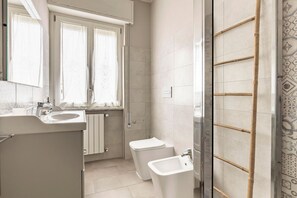 Douche, sèche-cheveux, bidet, serviettes fournies