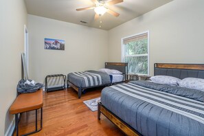 4 bedrooms, desk, iron/ironing board, free WiFi