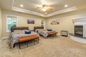 4 slaapkamers, een bureau, een strijkplank/strijkijzer, reisbedje