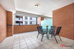 Outdoor dining - MetaWise 1Bed Next to ICC Darling Harbour 22 (Sydney)