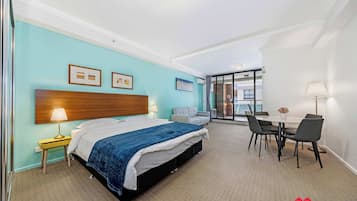 1 habitación, escritorio, tabla de planchar con plancha y wifi