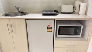 Réfrigérateur, four à micro-ondes, surface de cuisson, lave-vaisselle