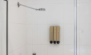 Dusche, Haartrockner, Handtücher, Shampoo
